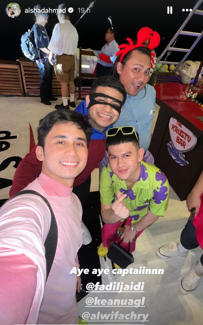Yang tak kalah mencuri perhatian ialah kehadiran Alshad Ahmad yang sempat dikabarkan berpacaran dengan Tiara Andini. Alshad hadir dengan mengenakan kostum karakter Patrick Star. Foto: Instagram/@alshadahmad