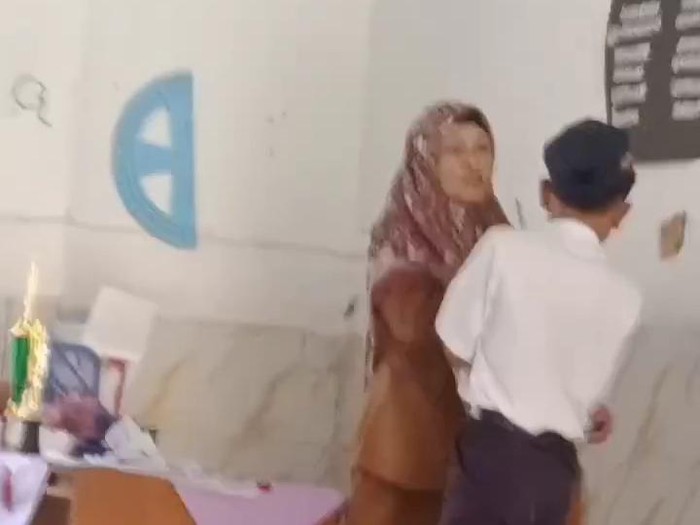 Viral guru SMPN 1 Kembangbahu Lamongan tampar siswanya