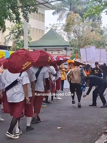 Beredar video viral karnaval nyeleneh dan unik bikin ngakak, peserta memakai seragam anak SD dilengkapi dengan topi jumbo seperti tudung saji di Universitas Jenderal Soedirman, Purwokerto, Jawa Tengah.