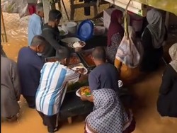 Pernikahan Viral Digelar di Rumah Kebanjiran, Tamu Tetap Asyik Ambil Makanan