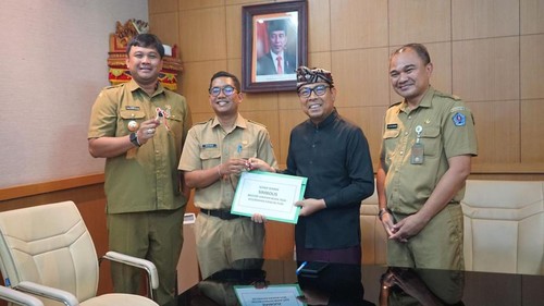 Wakil Wali Kota Denpasar I Kadek Agus Arya Wibawa  (baju hitam) menyerahkan secara simbolis 43 motor cikar kepada  desa dan kelurahan di kantor Wali Kota Denpasar, Senin (23/9/2024).