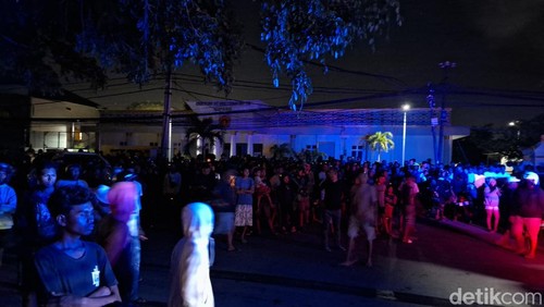 Warga berdatangan ke lokasi kebakaran Kantor Dinas Kesehatan (Dinkes) Provinsi NTT di Jalan Palapa, Kecamatan Oebobo, Kota Kupang, Senin (24/9/3024) malam. (Foto: Yufengki Bria/detikBali)