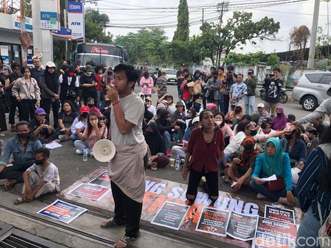 Warga Bong Suwung Jogja menggelar aksi demo di depan kantor PT KAI Daop 6 Jogja di Lempuyangan, Selasa (24/9/2024).