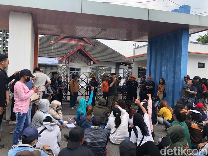 Warga Bong Suwung Jogja menggelar aksi demo di depan kantor PT KAI Daop 6 Jogja di Lempuyangan, Selasa (24/9/2024).