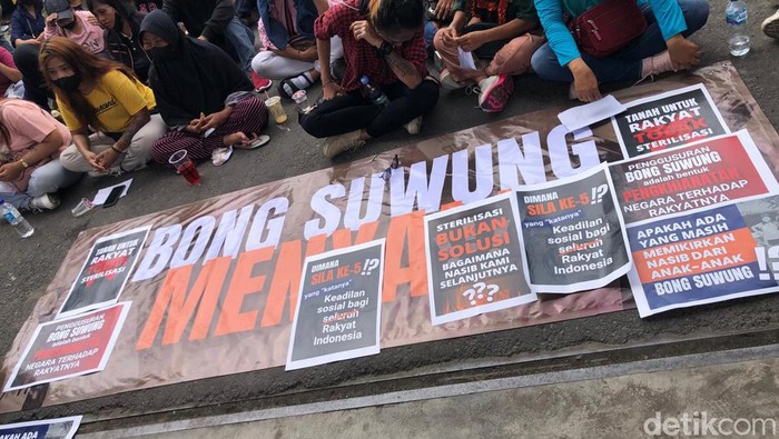 Warga Bong Suwung Jogja menggelar aksi demo di depan kantor PT KAI Daop 6 Jogja di Lempuyangan, Selasa (24/9/2024).