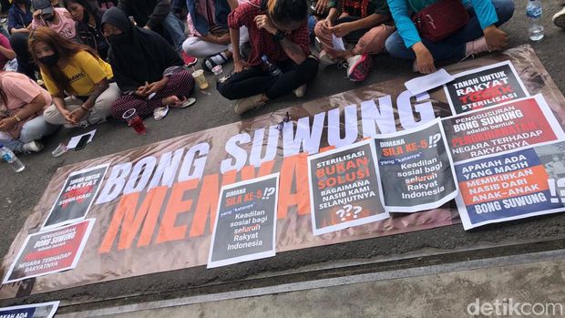 Warga Bong Suwung Jogja menggelar aksi demo di depan kantor PT KAI Daop 6 Jogja di Lempuyangan, Selasa (24/9/2024).