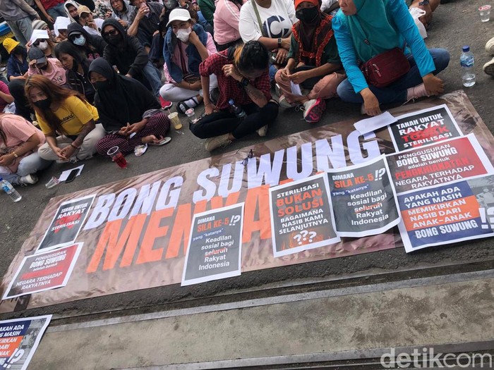 Warga Bong Suwung Jogja menggelar aksi demo di depan kantor PT KAI Daop 6 Jogja di Lempuyangan, Selasa (24/9/2024).