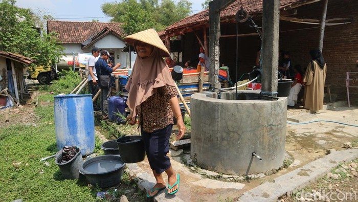 Warga Desa Tambahagung, Kecamatan Tambakromo, Pati saat antre mendapatkan air bersih, Selasa (24/9/2024)