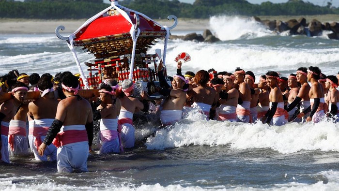 Warga Jepang Larung Kuil Mikoshi ke Laut untuk Doa Panen Terbaik Participants carry a portable shrine, a Mikoshi, into the sea as part of autumn celebrations and prayers for a good harvest during the Ohara Hadaka Festival in Isumi, Chiba Prefecture, Japan, September 23, 2024. REUTERS/Kim Kyung-Hoon TPX IMAGES OF THE DAY