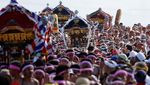 Warga Jepang Larung Kuil Mikoshi ke Laut untuk Doa Panen Terbaik
