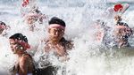 Warga Jepang Larung Kuil Mikoshi ke Laut untuk Doa Panen Terbaik