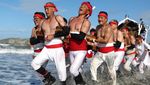 Warga Jepang Larung Kuil Mikoshi ke Laut untuk Doa Panen Terbaik