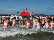 Warga Jepang Larung Kuil Mikoshi ke Laut untuk Doa Panen Terbaik