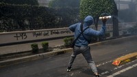 Pada September 2014, 43 mahasiswa laki-laki dari Ayotzinapa Rural Teachers College itu tampaknya menghilang begitu saja. Kala itu mereka sedang melakukan perjalanan ke Mexico City. Mereka hendak menandai peringatan 46 tahun pembantaian Tlatelolco.  