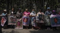 Mereka menuntut tanggung jawab atas hilangnya 43 mahasiswa secara misterius pada September 2014.  