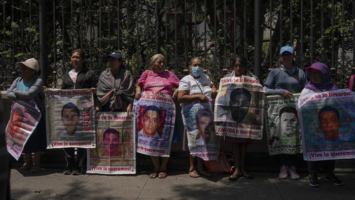 Warga Meksiko Unjuk Rasa Peringati 10 Tahun Hilangnya 43 Mahasiswa Hooded students throw explosives at the Ministry of the Interior during demonstrations ahead of the 10th anniversary of the disappearance of 43 Ayotzinapa in Guerrero state, in Mexico City, Monday, Sept. 23, 2024. (AP Photo/Felix Marquez)