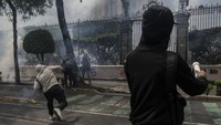 Para demonstran meluapkan amarah mereka dengan melemparkan petasan ke gedung Kementerian Dalam Negeri.  