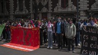 Para mahasiswa berdemonstrasi menjelang peringatan 10 tahun hilangnya 43 mahasiswa Ayotzinapa di negara bagian Guerrero, di depan Kementerian Dalam Negeri di Mexico City, Senin (23/9/2024).  