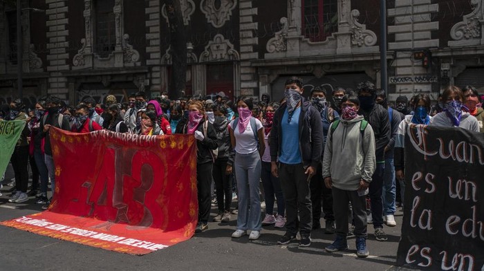Warga Meksiko Unjuk Rasa Peringati 10 Tahun Hilangnya 43 Mahasiswa Hooded students throw explosives at the Ministry of the Interior during demonstrations ahead of the 10th anniversary of the disappearance of 43 Ayotzinapa in Guerrero state, in Mexico City, Monday, Sept. 23, 2024. (AP Photo/Felix Marquez)
