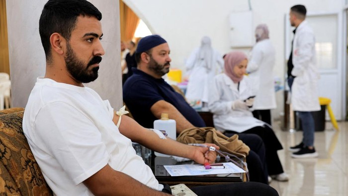 Palestinians donate blood during a campaign to donate for Gaza, in Hebron in the Israeli-occupied West Bank September 23,2024. REUTERS/Mussa Qawasma