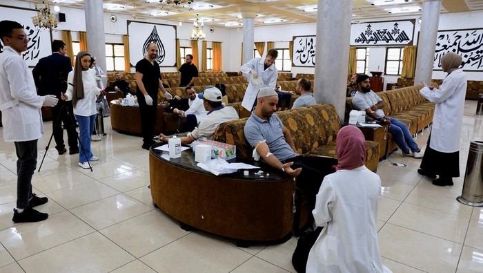 Palestinians donate blood during a campaign to donate for Gaza, in Hebron in the Israeli-occupied West Bank September 23,2024. REUTERS/Mussa Qawasma