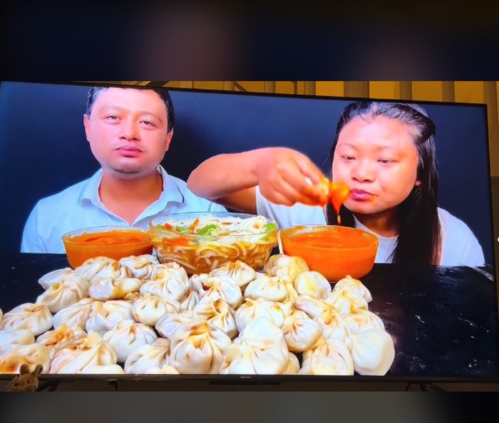 YouTuber Mukbang Terkenal Ini Ketahuan Lepeh Makanan di Videonya
