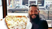 Jangan kaget kalau lihat potongan pizza di sana, ukurannya ada yang sampai sebesar kepala manusia. Foto: Pool/Site