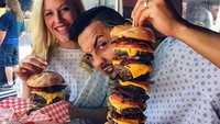 Kalap makan burger, beberapa restoran burger di Amerika tawarkan menu ‘monster’ burger seperti ini. Foto: Pool/Site