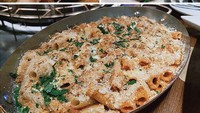 Netizen ini kaget saat pasta dan minumannya yang dipesannya di Los Angeles, datang dalam ukuran jumbo semua. Foto: Pool/Site