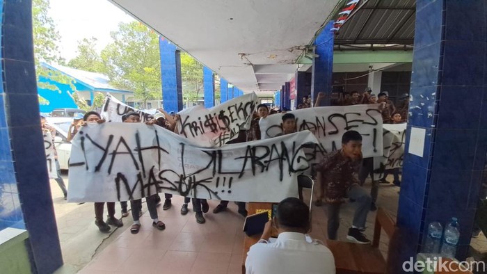 Aksi demontrasi siswa SMAN 11 Makassar, Jalan Mappaodang, Rabu (25/9/2024). Nur Hidayat Said/detikSulsel