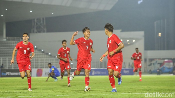 Timnas Indonesia U-20 meraih hasil manis di matchday pertama Grup F Kualifikasi Piala Asia U-20 2025. Garuda Muda menang 4-0. Indonesia vs Maladewa berlangsung di Stadion Madya, Senayan, Rabu (25/9/2024) malam WIB.