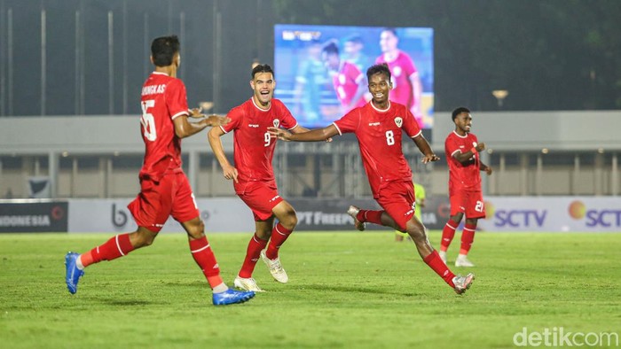 Timnas Indonesia U-20 meraih hasil manis di matchday pertama Grup F Kualifikasi Piala Asia U-20 2025. Garuda Muda menang 4-0. Indonesia vs Maladewa berlangsung di Stadion Madya, Senayan, Rabu (25/9/2024) malam WIB.