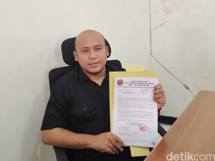 Anggota DPRD Lebak dari Fraksi PDI-P, Agus Ider Alamsah, menunjukan salinan surat DPP PDIP yang menetapkan Juwita Wulandari sebagai Ketua DPRD Lebak. (Foto: Fathul Rizkoh/detikcom)