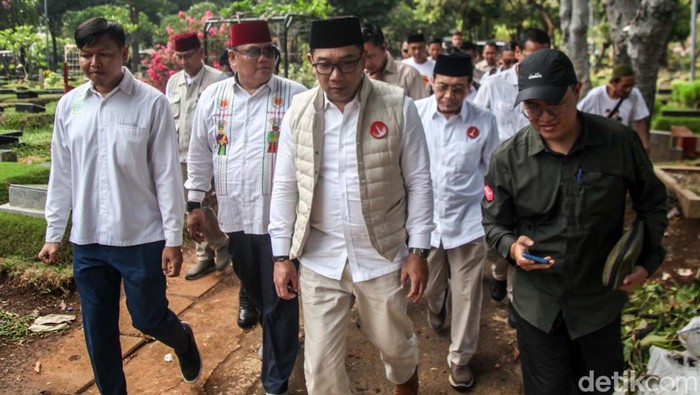 Awali Kampanye, RK Ziarah ke Makam Thamrin-Benyamin Sueb Cagub Jakarta Ridwan Kamil (RK) berziarah ke makam MH Thamrin hingga Benyamin Sueb di TPU Karet Bivak, Jakarta. RK berziarah bersama cawagub Suswono.