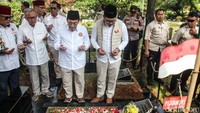 RK-Suswono berziarah ke makam pahlawan nasional hingga tokoh Betawi di TPU Karet Bivak, Jakarta Pusat, Rabu (25/9/2024).  