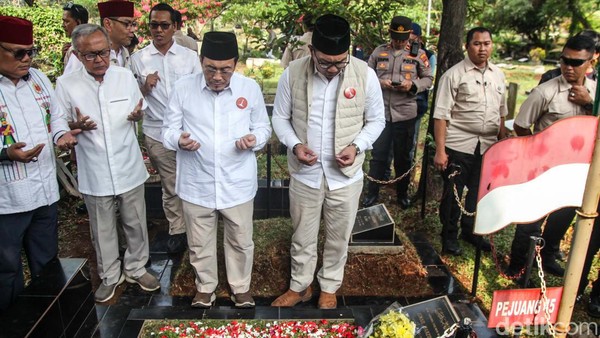 Awali Kampanye, RK Ziarah ke Makam Thamrin-Benyamin Sueb