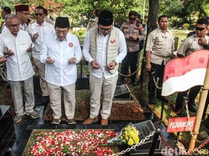 Awali Kampanye, RK Ziarah ke Makam Thamrin-Benyamin Sueb