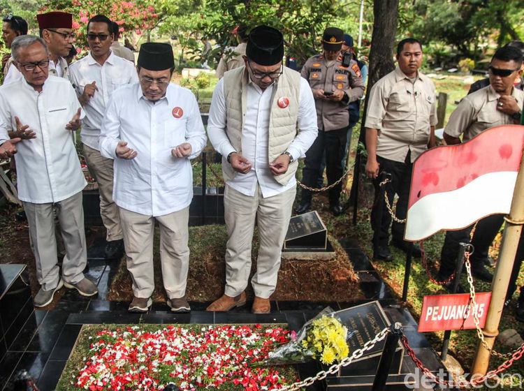 Awali Kampanye, RK Ziarah ke Makam Thamrin-Benyamin Sueb