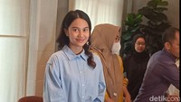 Azizah Salsha memastikan rumah tangganya dengan Pratama Arhan baik-baik saja. Namun, masih ada 10 akun yang belum menunjukkan itikad baik meminta maaf kepadanya. Foto: Ahsan/detikHOT
