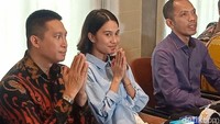 Azizah Salsha memberikan penjelasan terkait hoaks rumah tangganya. Pada kesempatan itu, Azizah menemui dan memaafkan dua orang penyebar konten hoaks. Foto: Ahsan/detikHOT