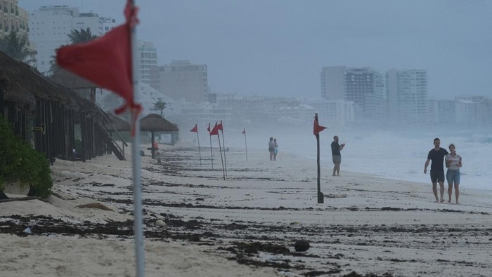 Badai Tropis Helene Menghantam Meksiko Tourists bathe at a beach as Tropical Storm Helene approaches the Yucatan Peninsula, in Cancun, Mexico September 24, 2024. REUTERS/Paola Chiomante TPX IMAGES OF THE DAY