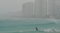 Turis berenang di pantai saat Badai Tropis Helene mendekati Semenanjung Yucatan, di Cancun, Meksiko, Selasa (24/9/2024).  