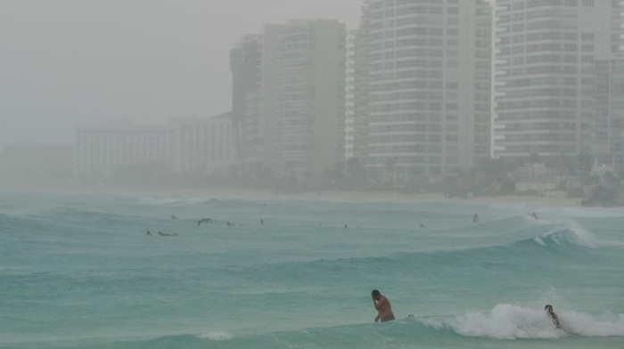 Tourists bathe at a beach as Tropical Storm Helene approaches the Yucatan Peninsula, in Cancun, Mexico September 24, 2024. REUTERS/Paola Chiomante     TPX IMAGES OF THE DAY