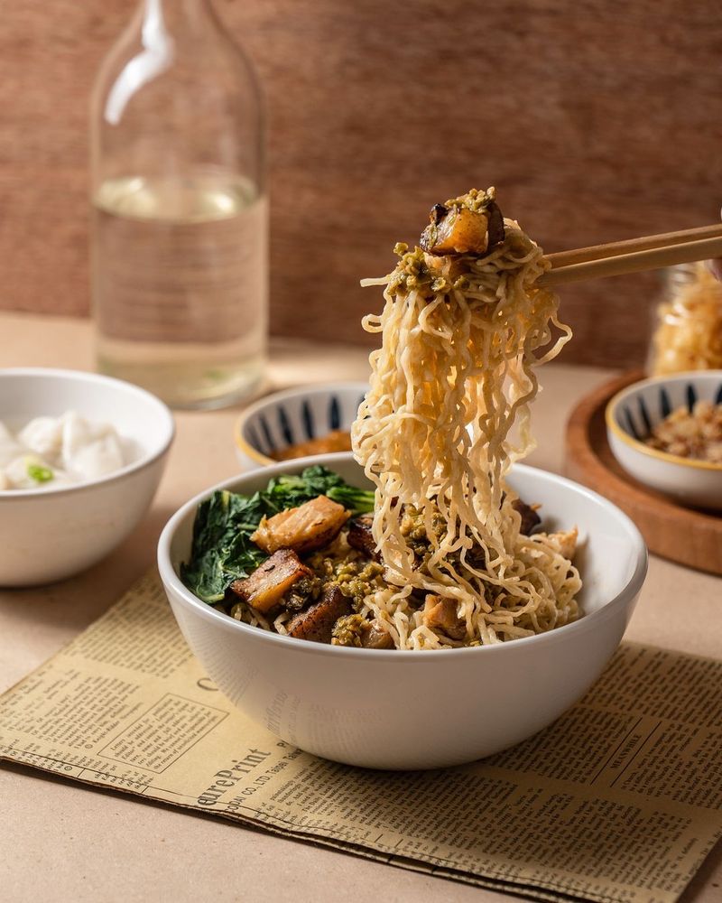 Bakmi babi di dalam perumahan