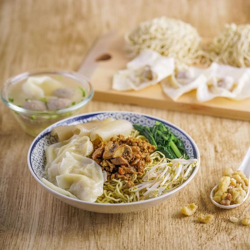 Bakmi babi di dalam perumahan