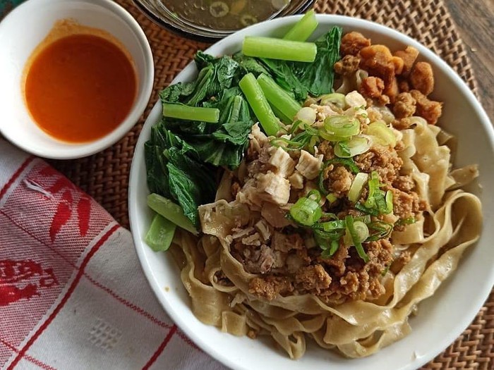 Bakmi babi di dalam perumahan