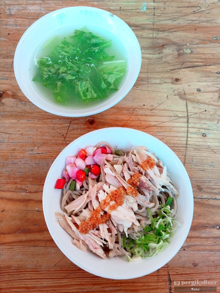 Bakmi babi di dalam perumahan