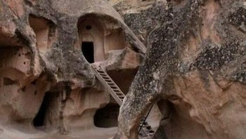 Cerobong Peri Di Cappadocia, Turki. Formasi Batuan Yang Unik Ini, Dipahat Oleh Aktivitas Vulkanik Dan Erosi Selama Ribuan Tahun, Menciptakan Bentang Alam Dunia Lain Menara yang tinggi dan tipis, beberapa di antaranya mencapai hingga 130 kaki, sering kali diatapi dengan tutup batu yang lebih keras, menyerupai cerobong asap atau jamur yang aneh. Keajaiban geologi ini, dikombinasikan dengan tempat tinggal gua kuno di wilayah tersebut dan pemandangan balon udara panas yang semarak, menjadikan Cappadocia tujuan yang menawan bagi para pelancong yang mencari keindahan alam dan intrik sejarah... Kredit gambar untuk pemilik masing-masing. Foto: Boredpanda