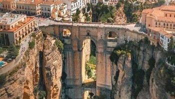 Puente Nuevo, Ronda, Spanyol. Membentang jurang sempit yang memisahkan dua sisi kota bersejarah Ronda. Itu adalah upaya pertama untuk menjembatani ngarai di ketinggian ini, dan itu bukan prestasi yang mudah. Curangnya relatif sempit, tetapi jatuh sekitar 390 kaki lurus ke Sungai Guadalevín di bawahnya. Arsitek Jose Garcia dan Juan Camacho dipilih untuk proyek tersebut, dan mereka mulai mengerjakan desain lengkungan tunggal pada tahun 1735.Foto: Boredpanda