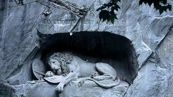 Singa Sekarat Lucerne Adalah Salah Satu Monumen Paling Terkenal Di Dunia Itu diukir dari batu alam untuk mengenang kematian heroik tentara bayaran Swiss di Tuileries pada tahun 1792. Mark Twain menggambarkan Singa Lucerne sebagai batu yang paling menyedihkan dan paling mengharukan di dunia.Foto: Boredpanda